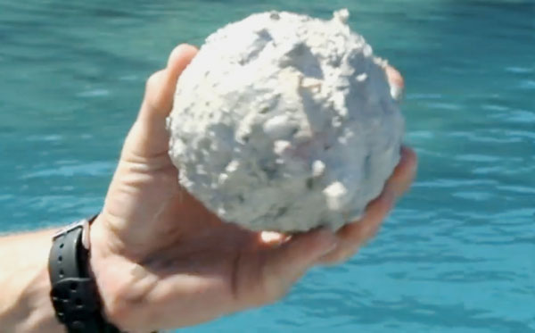 Geborgene Kanonenkugeln aus einem Wrack vor Bermuda